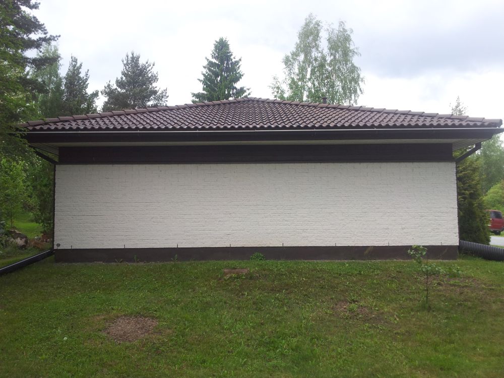 Valmis ruskea tiilikatto